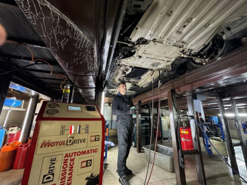 Опытный мастер выполняет замену масла в АКПП